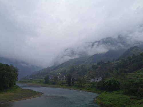 张嘉导演张嘉予时隔两年携新作《龙谷山》逆向而行