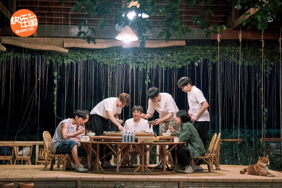 海清彭昱畅许魏洲成“大胃王” 小别离剧组《向往》团聚