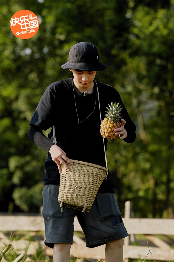 海清彭昱畅许魏洲成“大胃王” 小别离剧组《向往》团聚