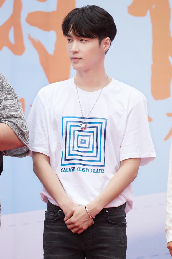 电视剧张艺兴《落花时节》开机 携金牌班底演绎双面人生