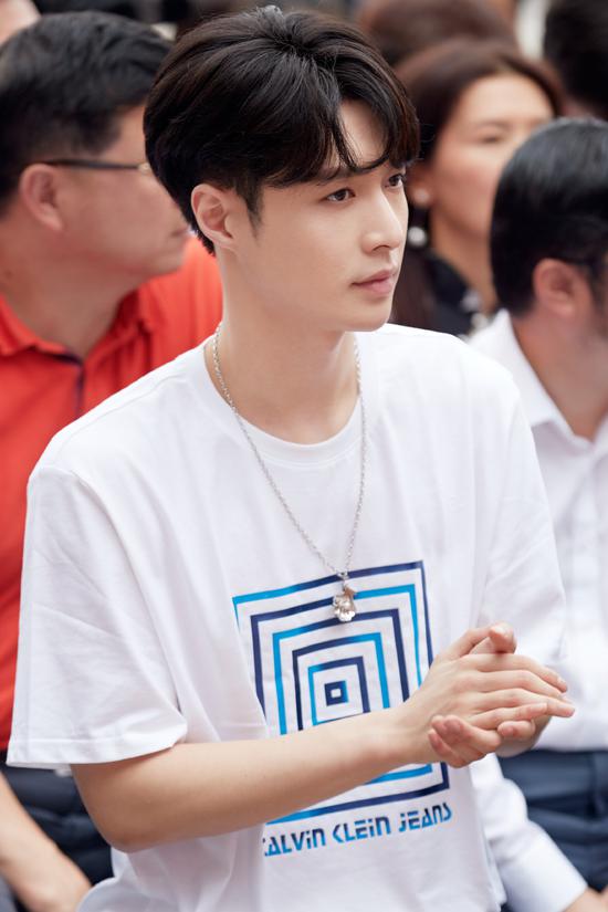 电视剧张艺兴《落花时节》开机 携金牌班底演绎双面人生