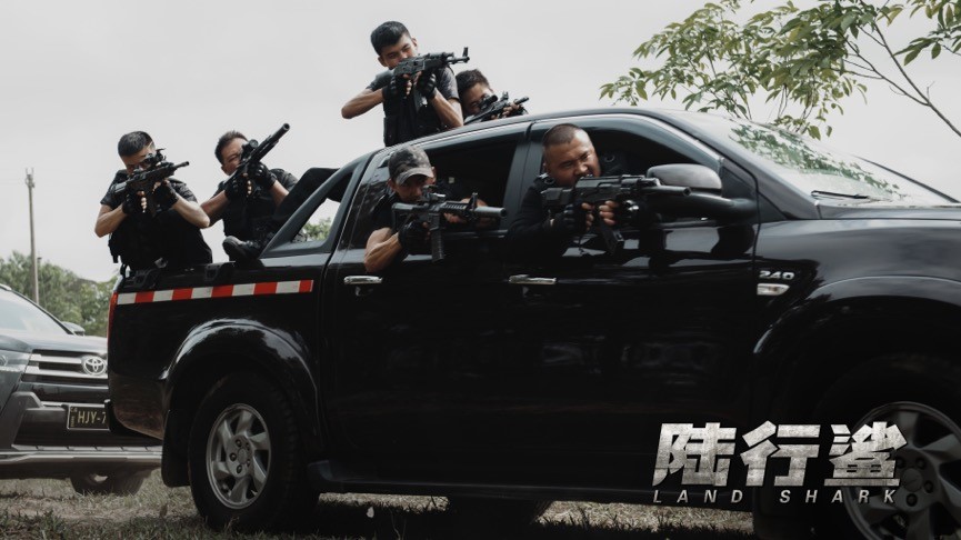 逃亡《陆行鲨》6.16将上映 鲨鱼基因变异开启陆地大逃杀