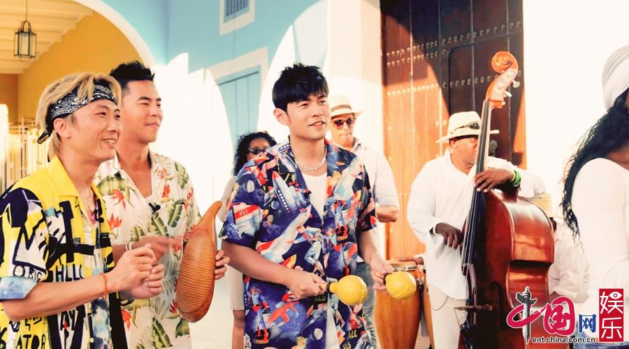 古巴周杰伦游逛中触发创作灵感 即兴打造新歌MV