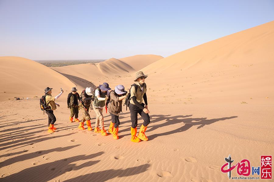阿云嘎《极挑6》沙漠徒步困难重重 成员逆风而行一起拼