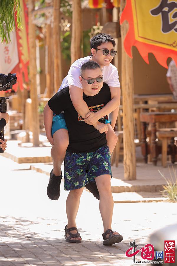 阿云嘎《极挑6》沙漠徒步困难重重 成员逆风而行一起拼