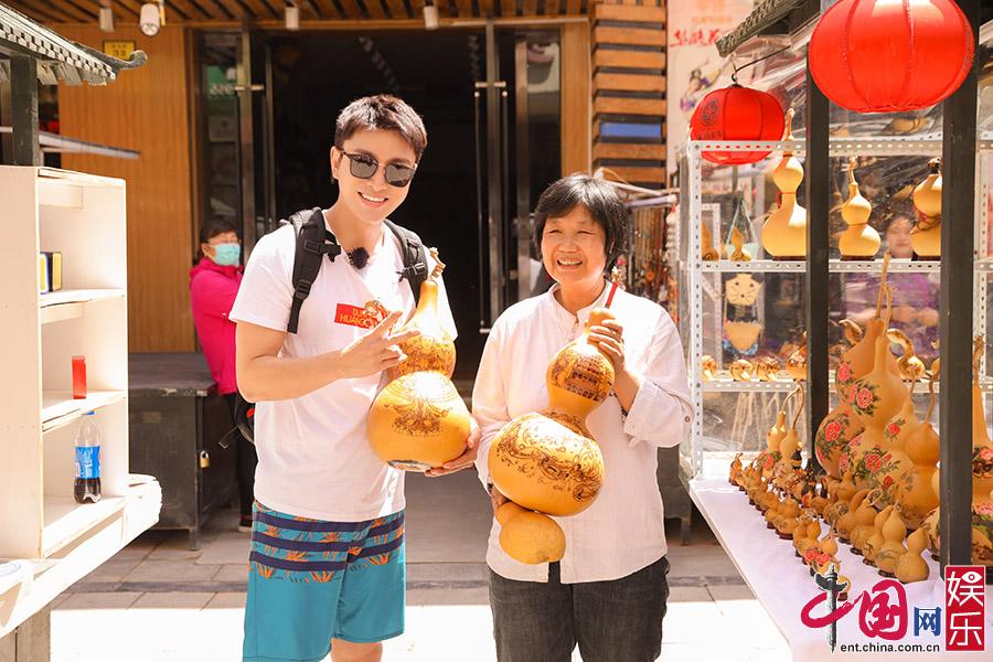 阿云嘎《极挑6》沙漠徒步困难重重 成员逆风而行一起拼