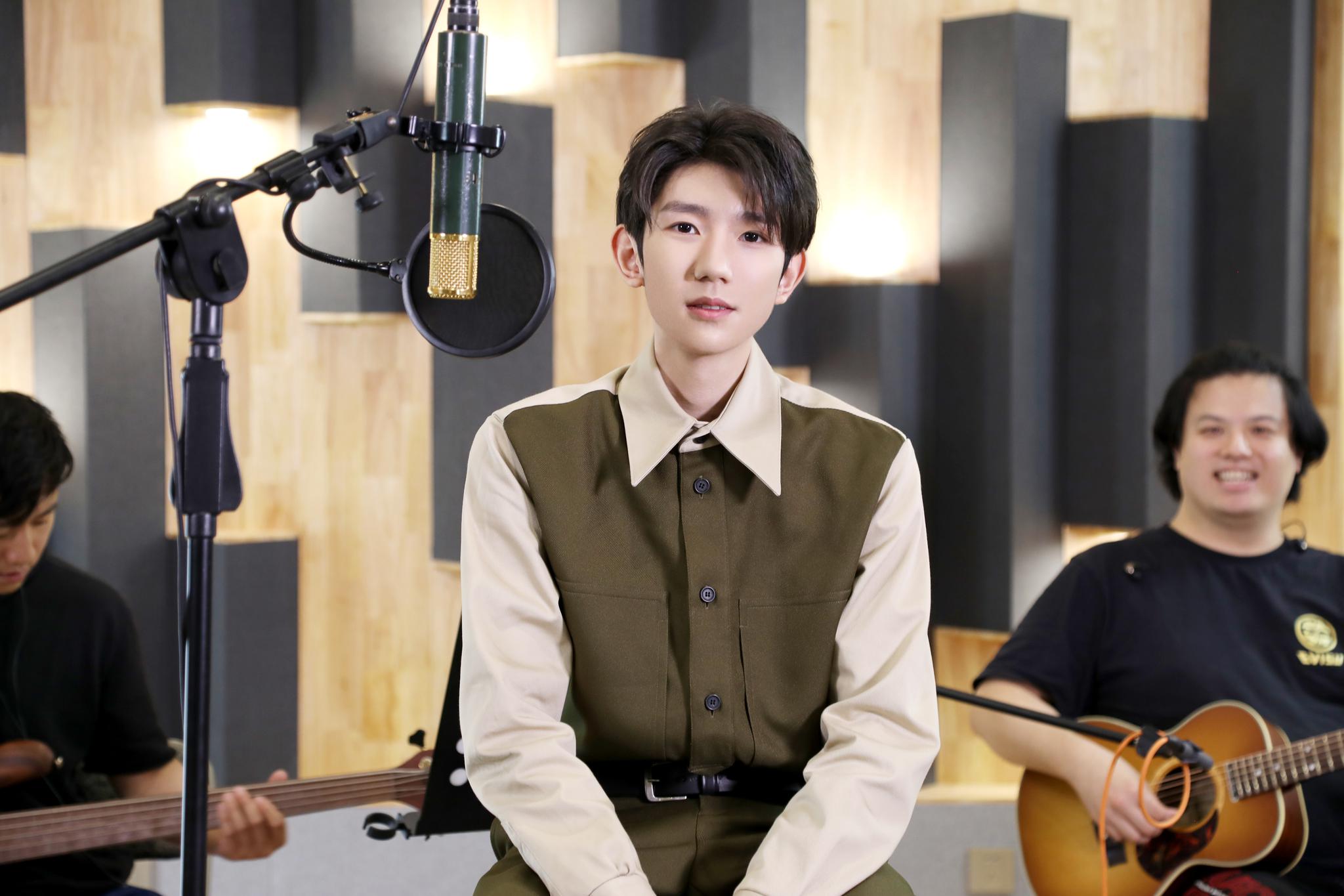 王源与结业生云合唱《滚烫的青春》 燃梦未来不留遗憾