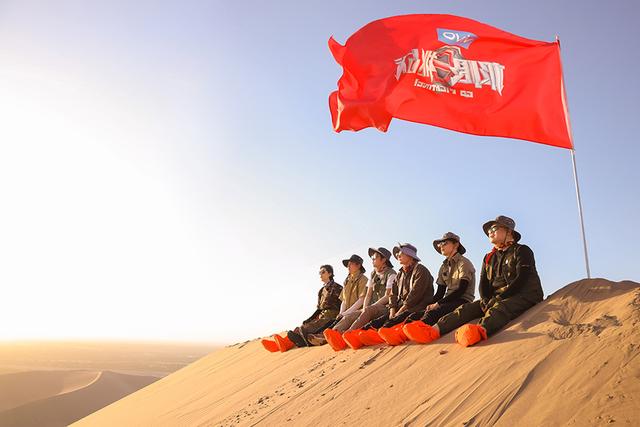 《极挑6》成员体验敦煌民俗风情 邓伦为手艺人点赞