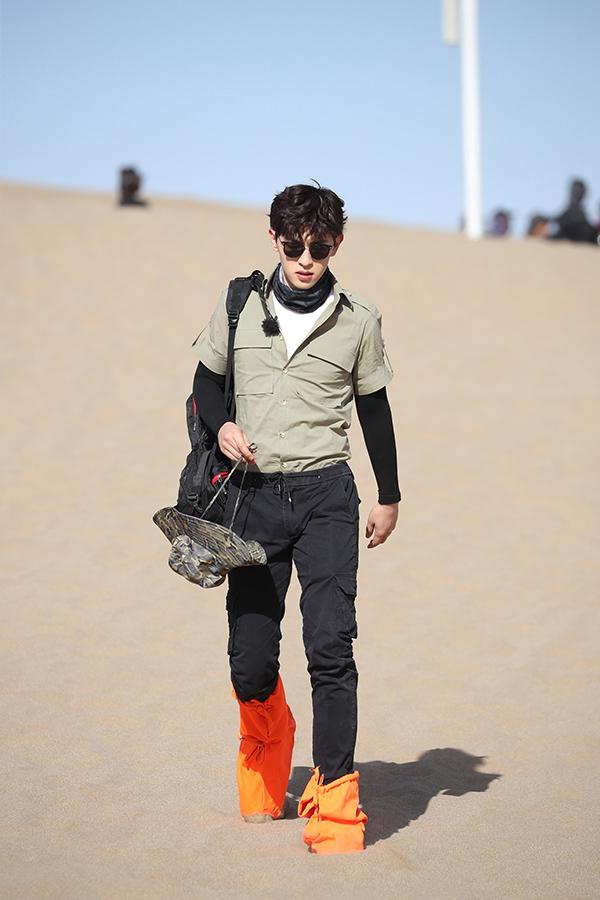 《极挑6》成员体验敦煌民俗风情 邓伦为手艺人点赞