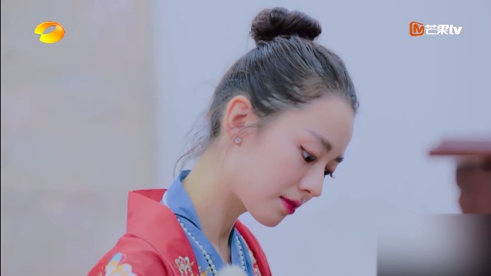 仪态《妻子4》独家花絮曝光，吉娜穿汉服弹钢琴