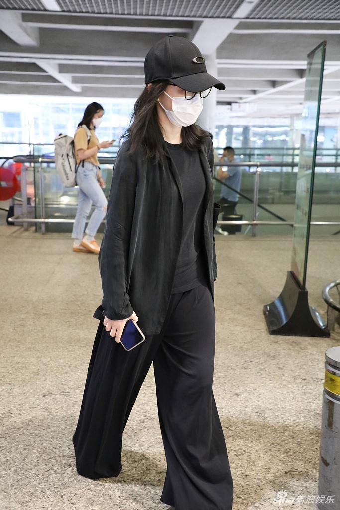 耐看梅婷全黑look包裹严实现身机场 大气优雅舒适耐看