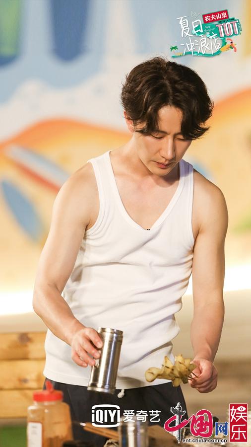 《夏日冲浪店》黄明昊靠想象冲浪 实现游戏三连杀