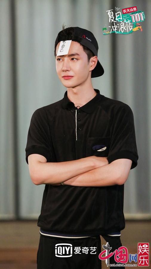 《夏日冲浪店》黄明昊靠想象冲浪 实现游戏三连杀