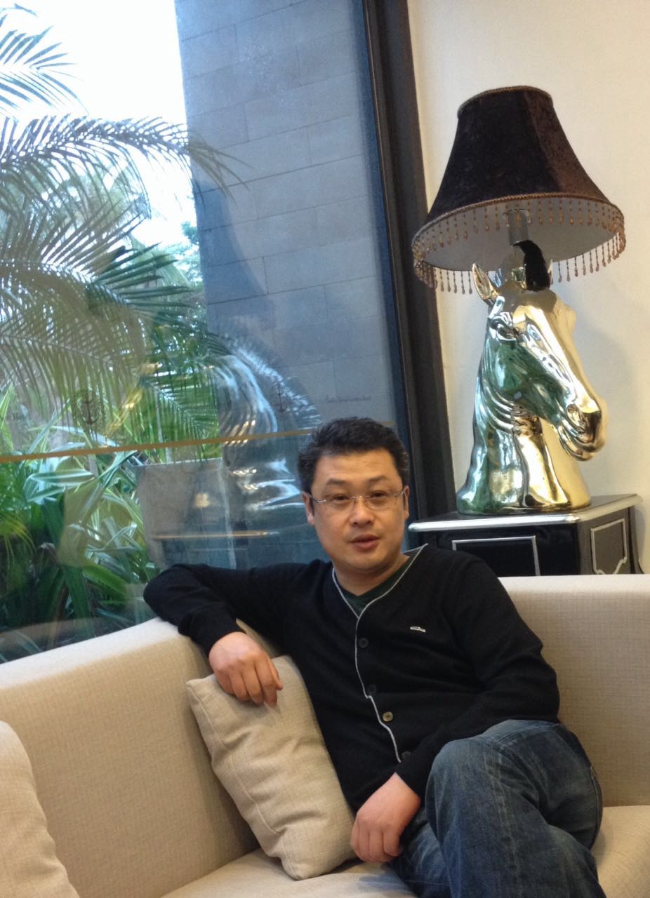 作家《叛逆者》受追捧，畀愚为读者签名一个月用掉30支笔