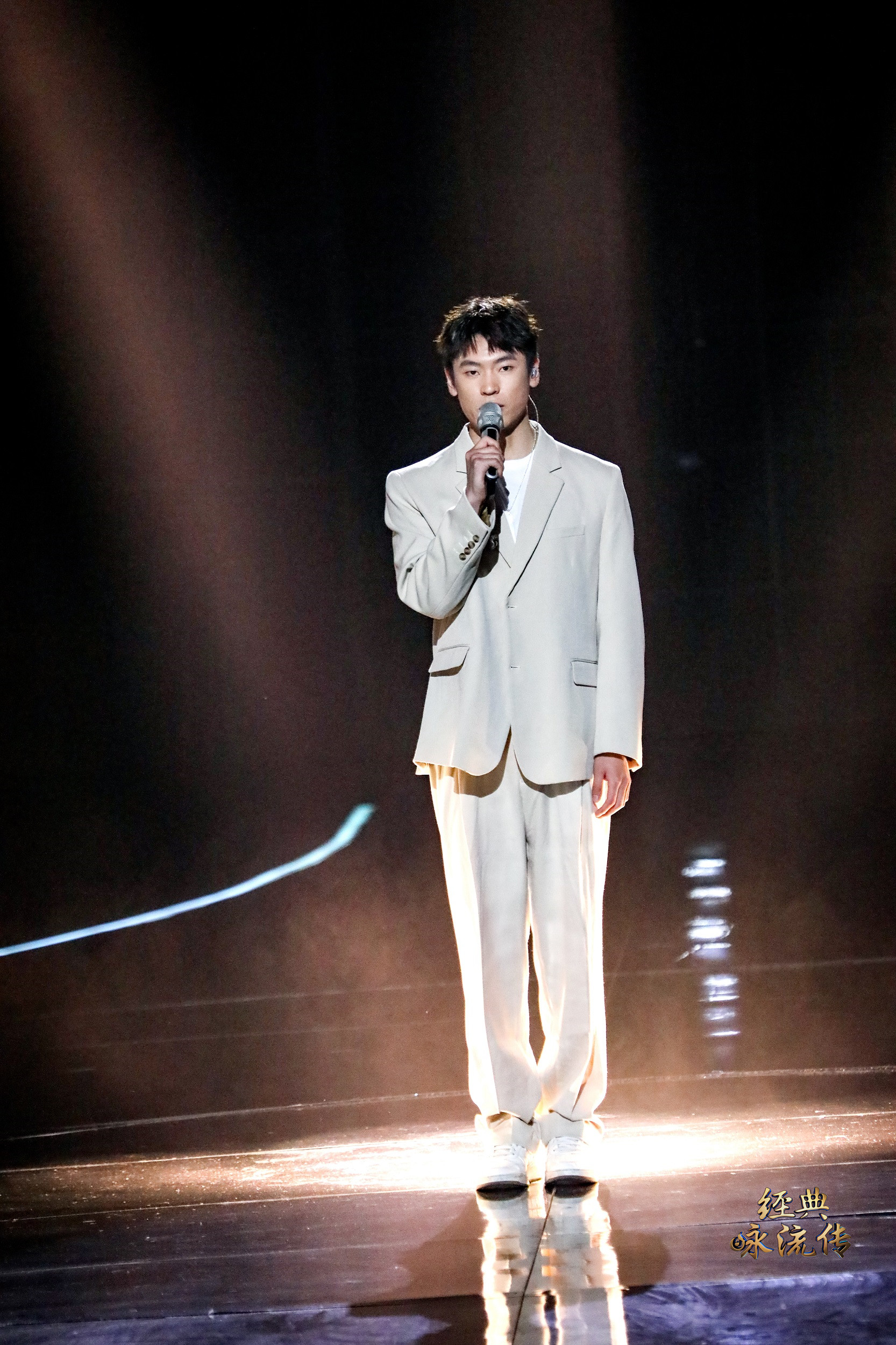 《经典咏流传》雷佳刚柔并济唱响英雄武汉激励人心