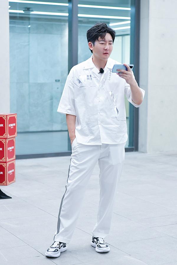 《极挑6》展中国科技力量 成员体验通讯变迁史