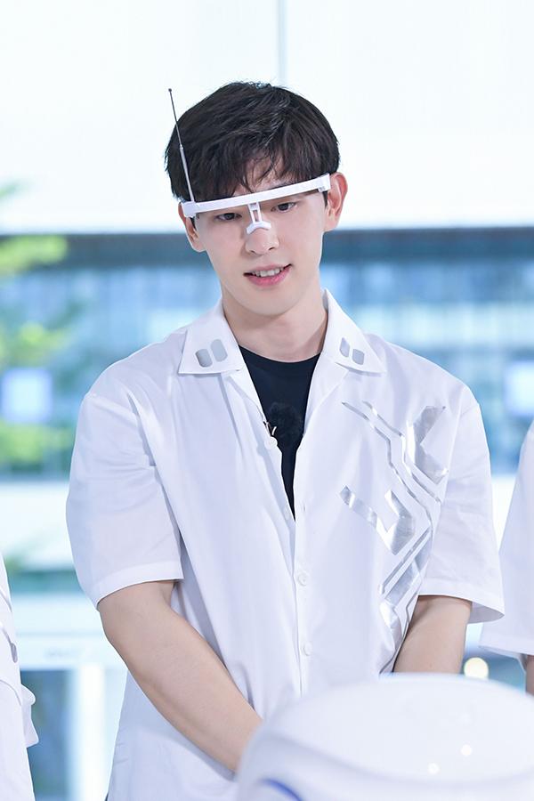 《极挑6》展中国科技力量 成员体验通讯变迁史