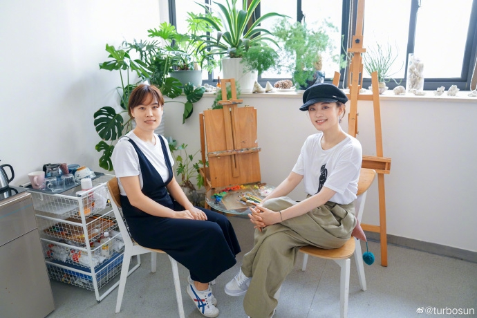 孙俪回顾学画画经历 带等等小花上课自称是年龄最大学员