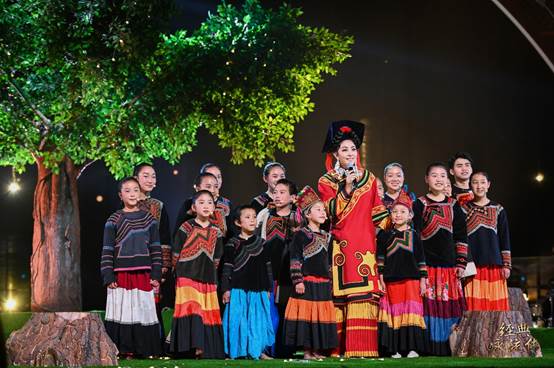 吴谨言唱响600年紫禁城 大凉山天籁童声《咏萤火》唱哭众人