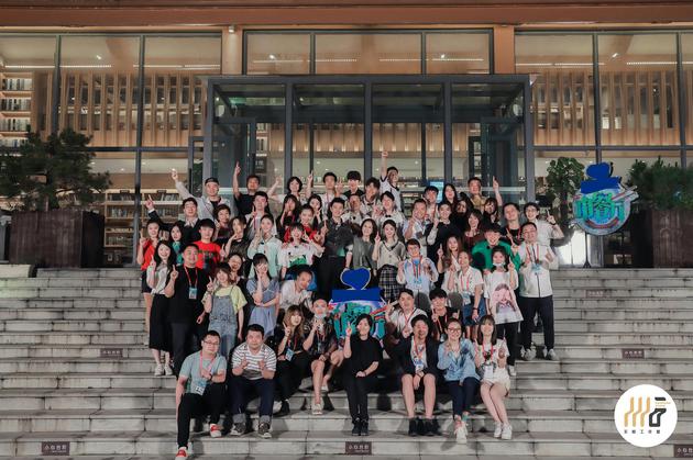 《中餐厅4》杀青 黄晓明赵丽颖王俊凯等合照