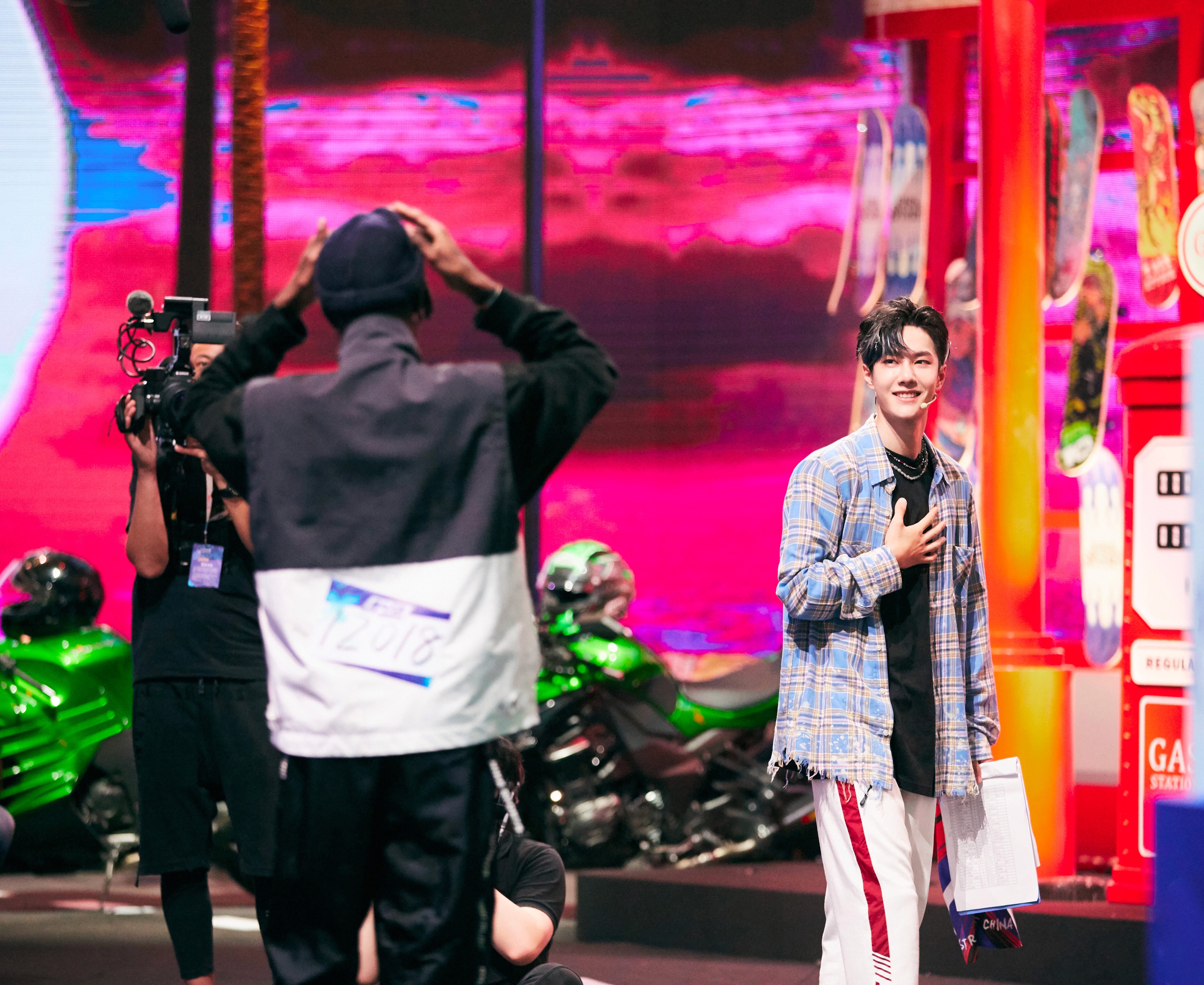 《这！便是街舞3》开播！王一博专业街舞评判收获一致好评