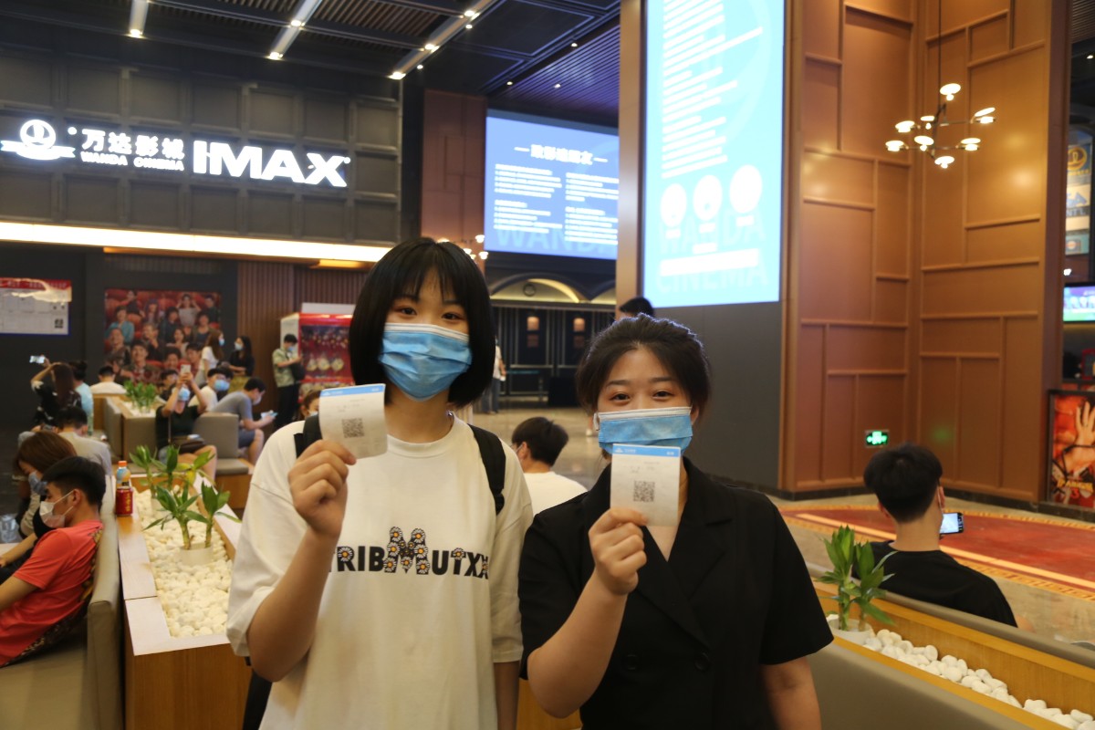 凌晨，第一批观众这样观影