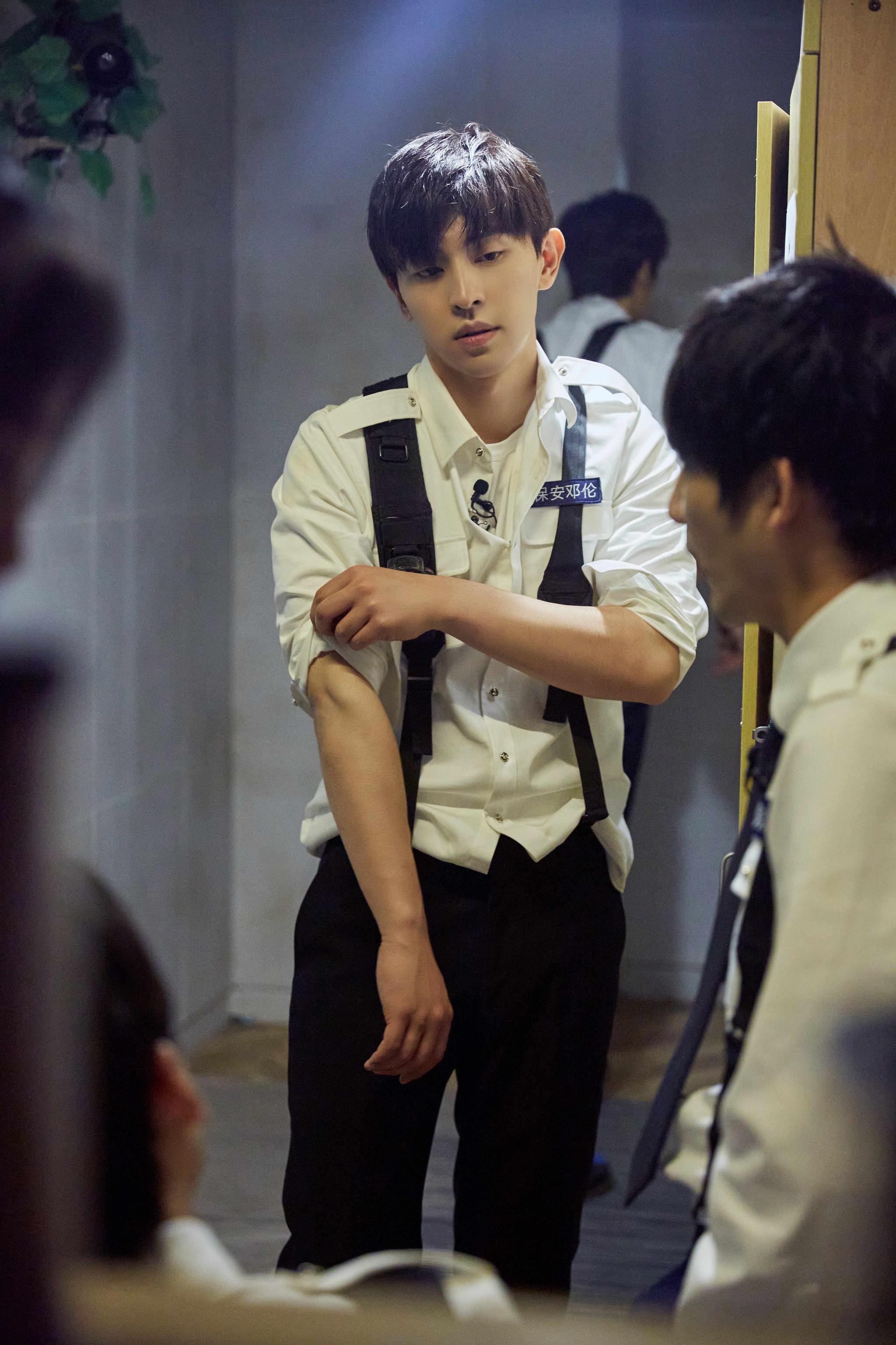 《密逃2》邓伦被吓升级 出现“飞伦腿”特技