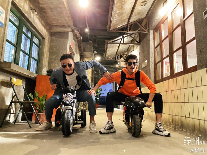 元气满满的冲啊！杨洋胡军骑儿童摩托赛车