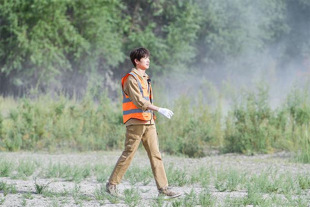 《极限挑衅宝藏行》致敬胡杨精力 99岁护林员讲演护林故事