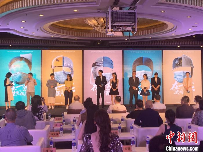 抗疫剧《在一起》反时令拍摄 海清：更能体会逆行者的艰辛