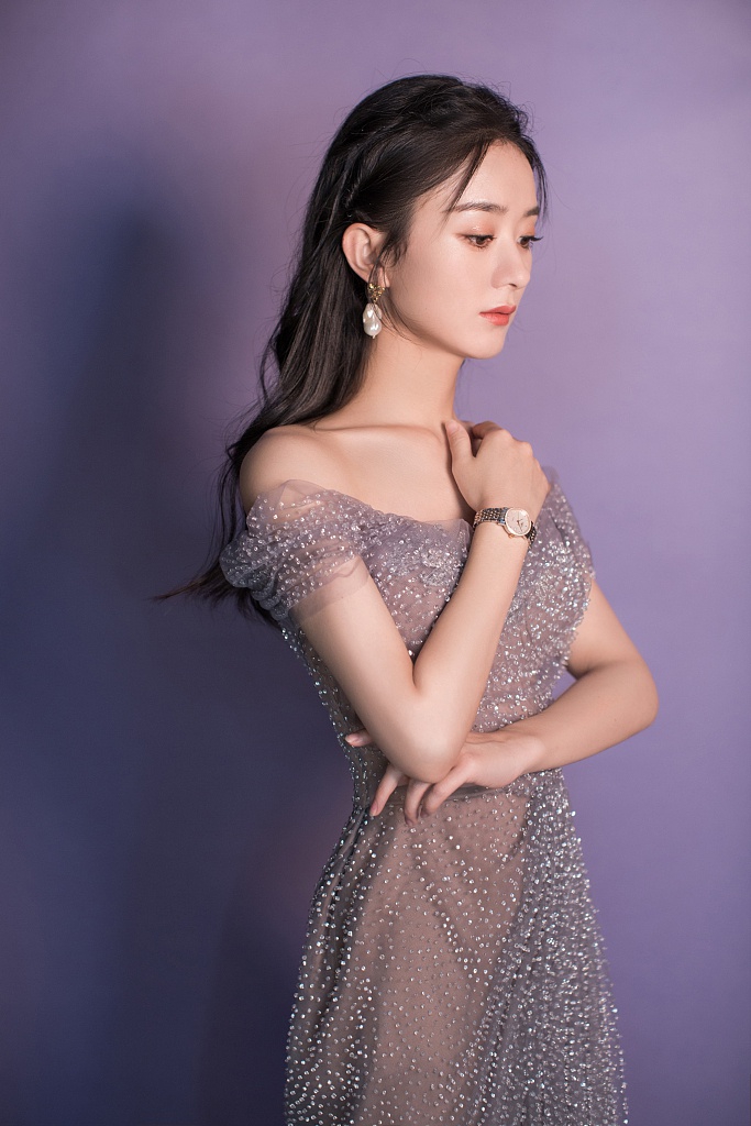星光闪耀|赵丽颖穿星钻裙拍写真“星光闪耀” 温柔披发气质独绝