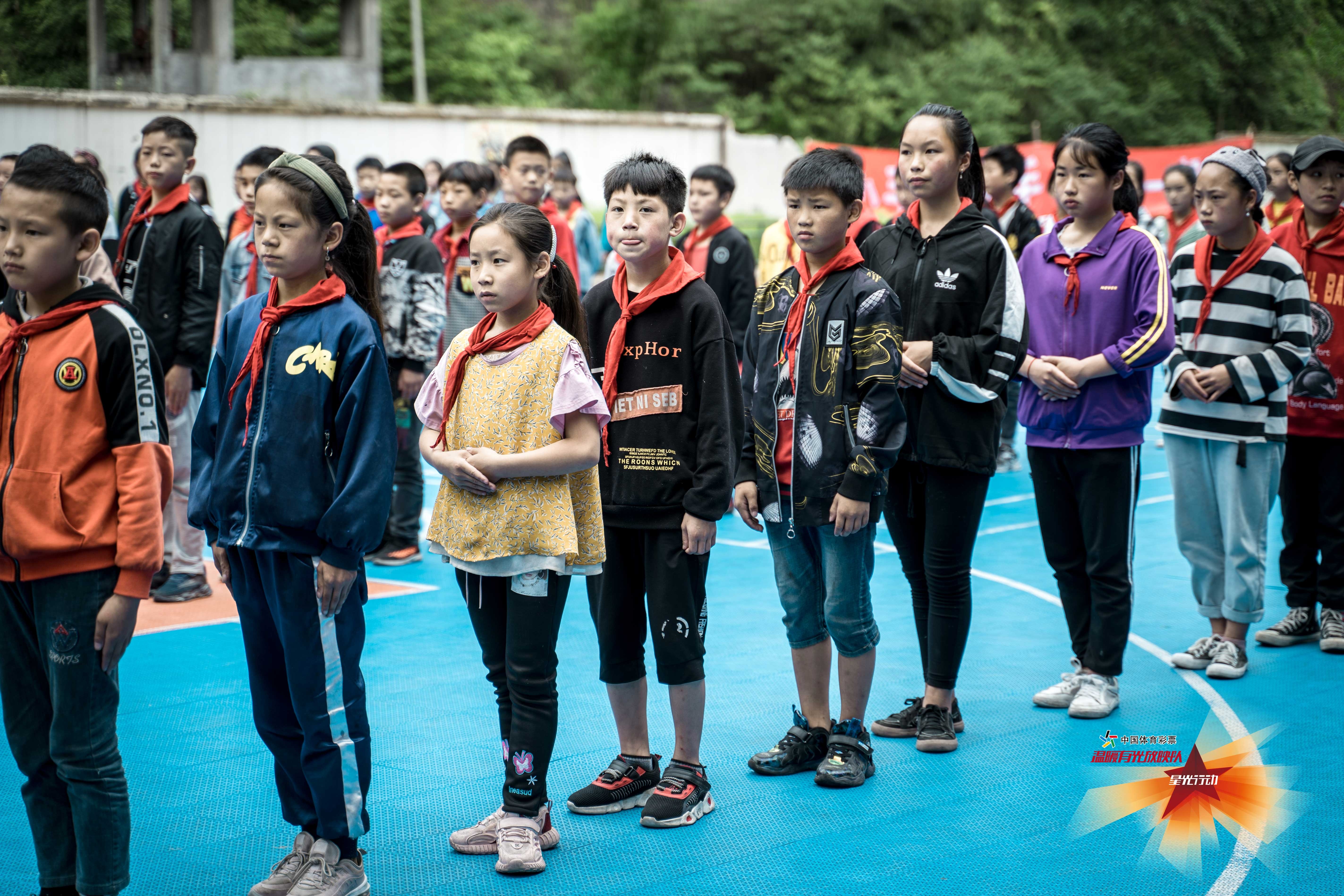 支教|走进大山的光影 《温暖有光放映队》照亮峨边孩子的幸福