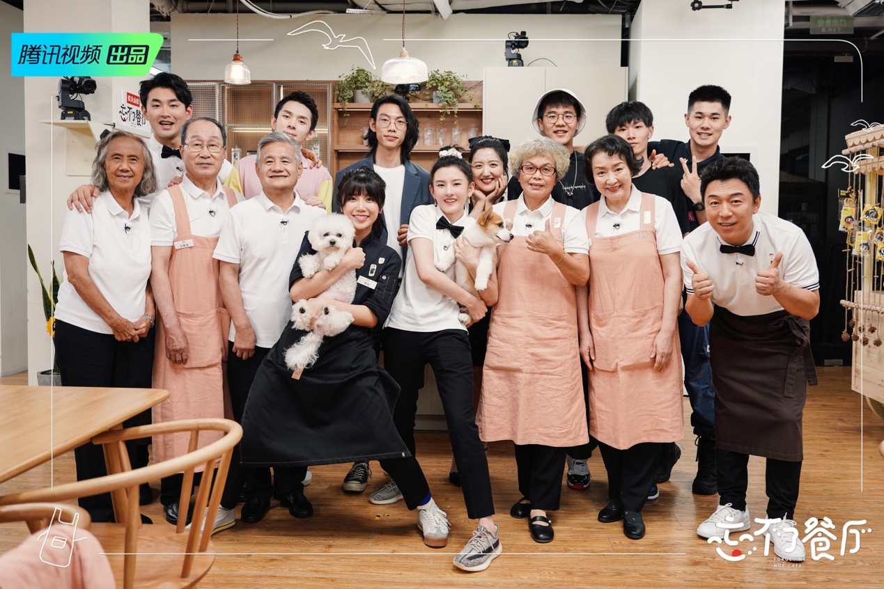 李佳琦携爱犬never光临《忘不了餐厅》展神奇治愈力