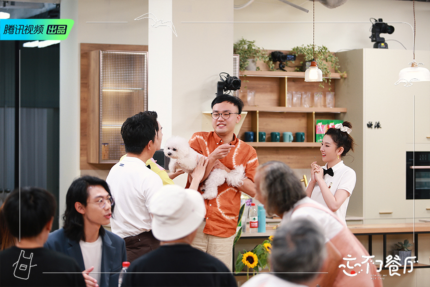 李佳琦携爱犬never光临《忘不了餐厅》展神奇治愈力