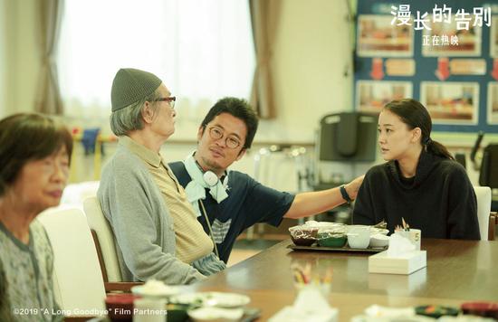 父亲|电影《漫长的告别》发布“纪念物”版海报