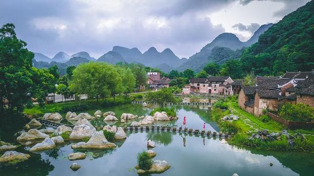 娄艺潇|《青春在大地》开播 娄艺潇谷智鑫携手打卡千年瑶寨