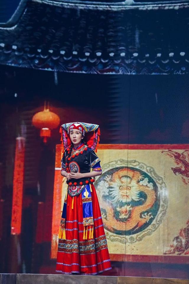 娄艺潇|《青春在大地》开播 娄艺潇谷智鑫携手打卡千年瑶寨