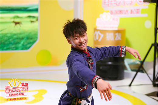 国民校草|霍汶希坦言当评委太难 做艺人要对自己严格