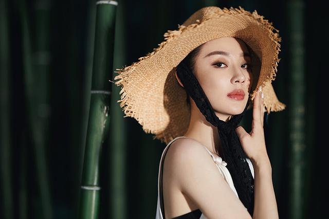 孙佳雨置身竹林清爽帅气 新剧《心跳源操持》将播