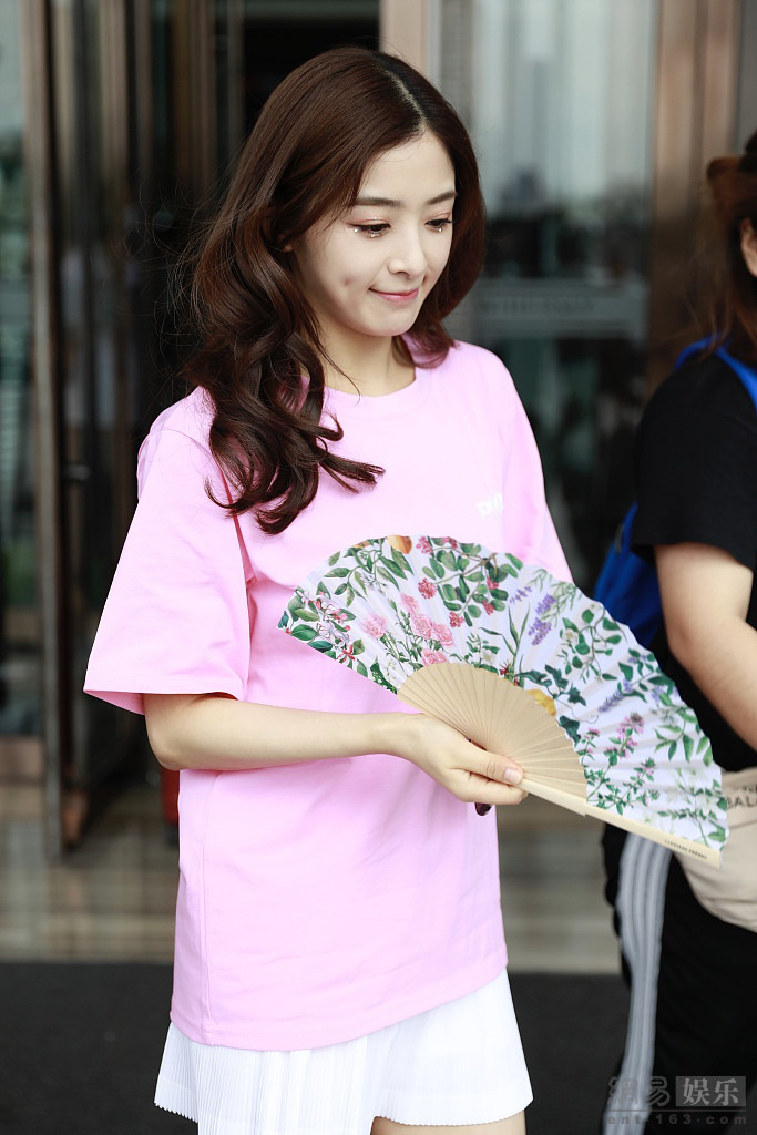 张含韵备战《姐姐》成团夜 精致甜美