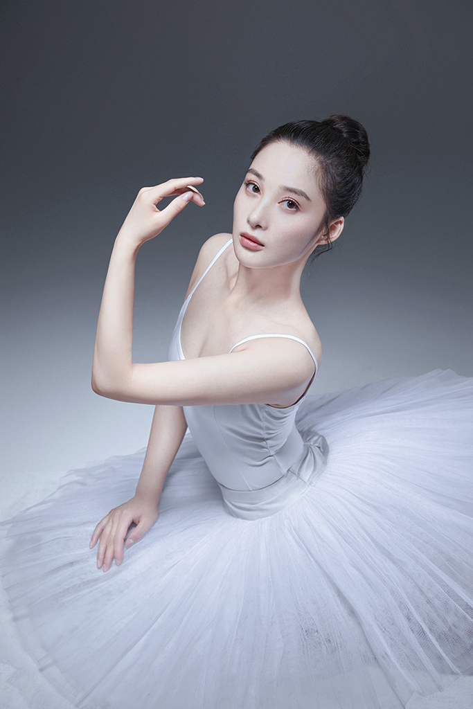 孙嘉璐白衣优雅迸发力量美 新片《小女霓裳》杀青