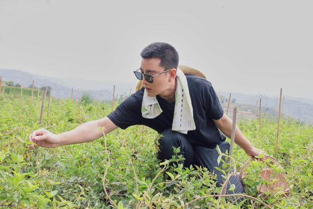 “极挑团”开启甘肃之旅 雷佳音“土豆扫雷”圈粉