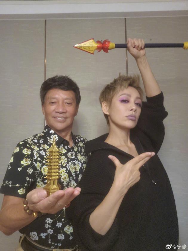 宁静罕见晒父女合影 爸爸为女儿成团夜应援