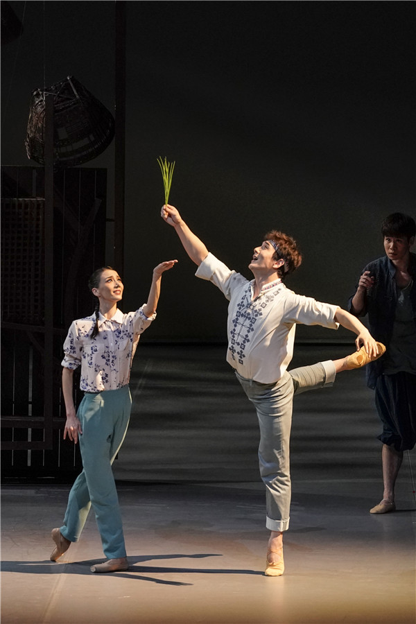 中央芭蕾舞团舞剧《花一样开放》首演 奏响足尖苗舞中的青春之歌