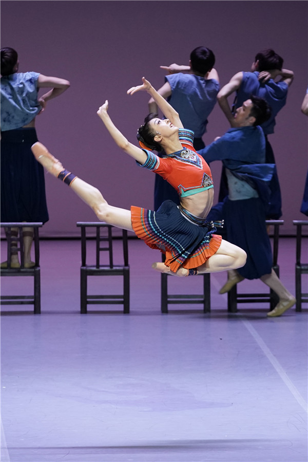中央芭蕾舞团舞剧《花一样开放》首演 奏响足尖苗舞中的青春之歌