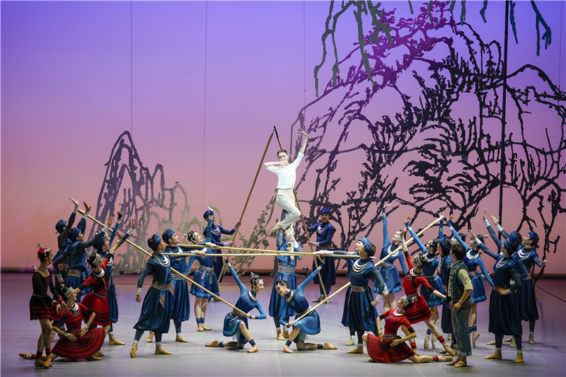 中央芭蕾舞团舞剧《花一样开放》首演 奏响足尖苗舞中的青春之歌