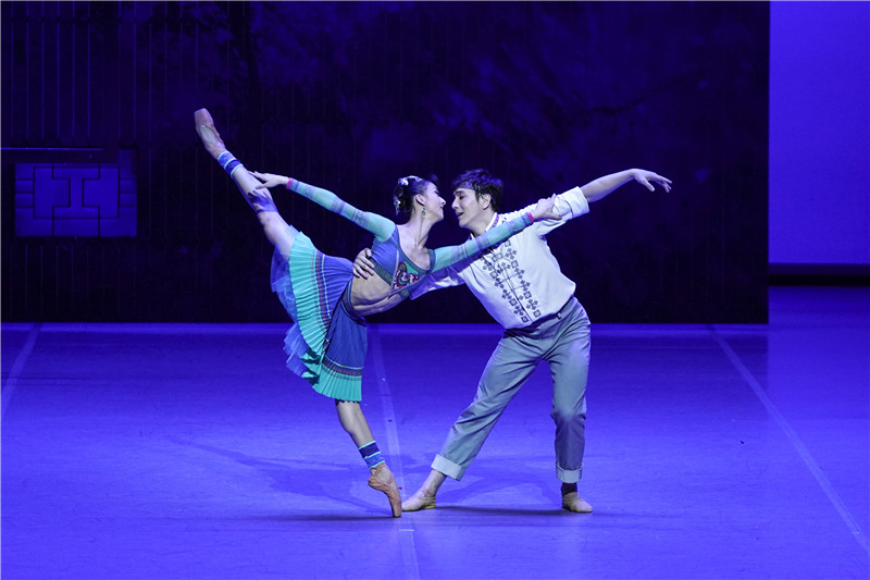 中央芭蕾舞团舞剧《花一样开放》首演 奏响足尖苗舞中的青春之歌