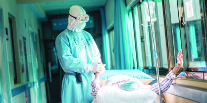 《在一起》致敬抗疫英雄 为平凡的伟大留影