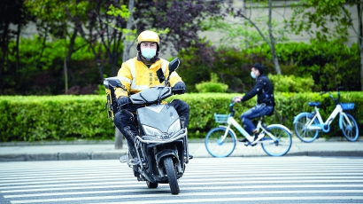 《在一起》致敬抗疫英雄 为平凡的伟大留影