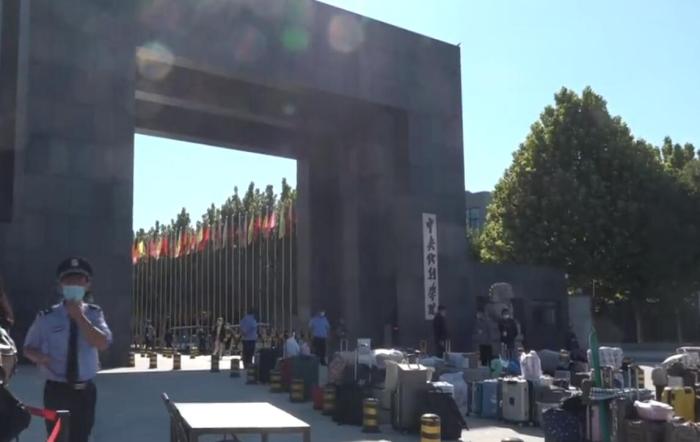 中戏北影新生报到：经历稀奇艺考的他们如何筹划未来？